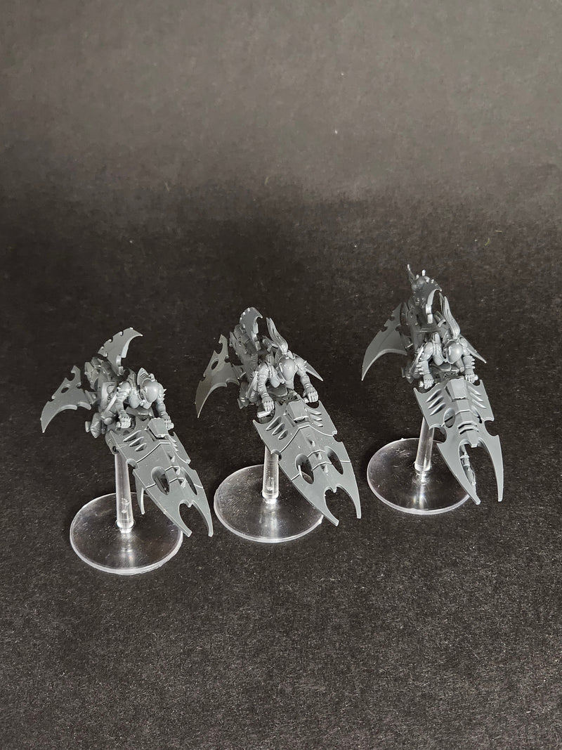 Assembled Drukhari Reavers with stand.

Listing 1.