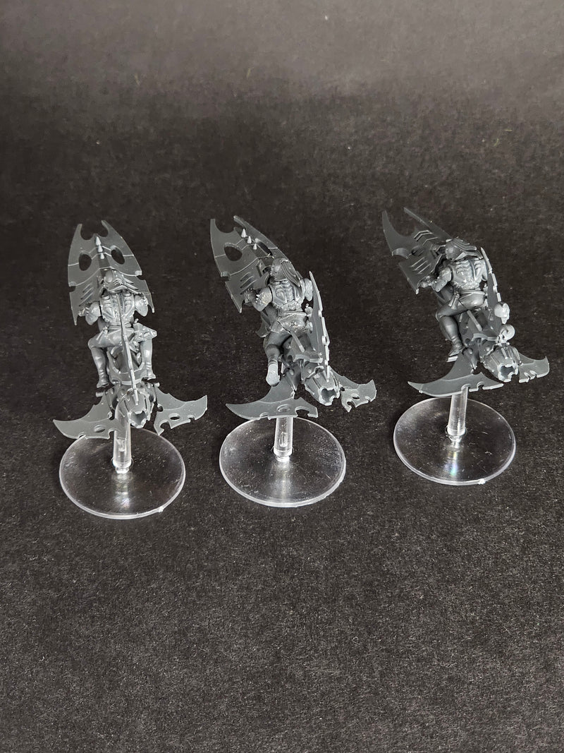 Assembled Drukhari Reavers with stand.

Listing 1.