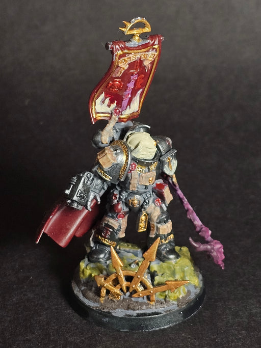 Built and painted Grey Knights Castellan Crowe.
Based. (1)