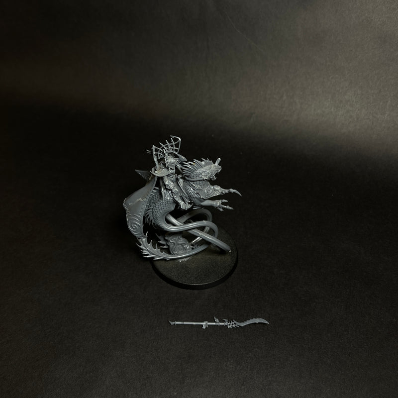 Assembled Akhelian King.

Missing Horn. Broken Weapon bit included.