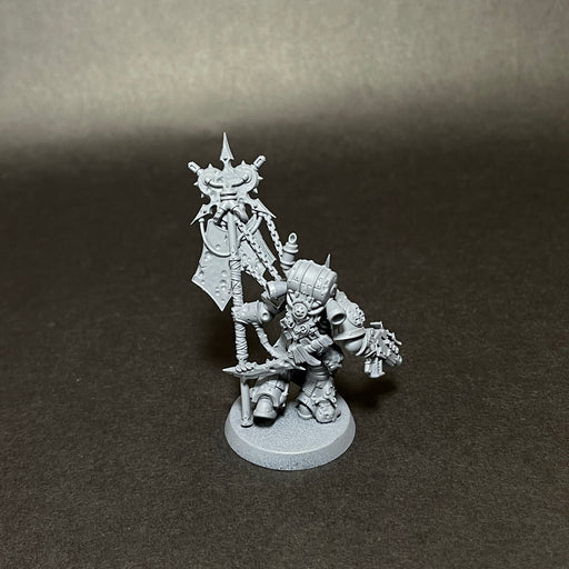 Description:

Assembled and Primed Death Guard Icon Bearer.