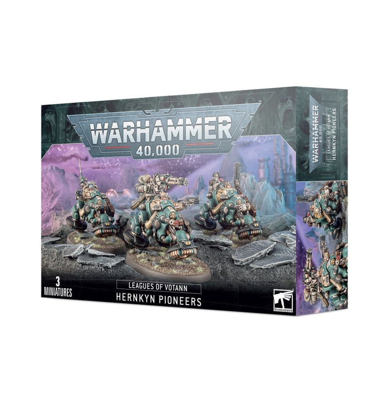 Warhammer 40k: Leagues of Votann: Hernkyn Pioneers has three biker miniatures on hoverbikes with Citadel bases over alien terrain.